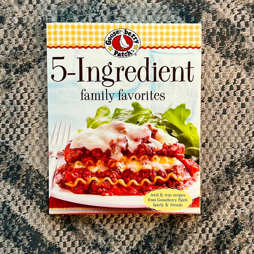 Oxmoor House  Gooseberry Patch 5 -Ingredient family favorites Recipe Book